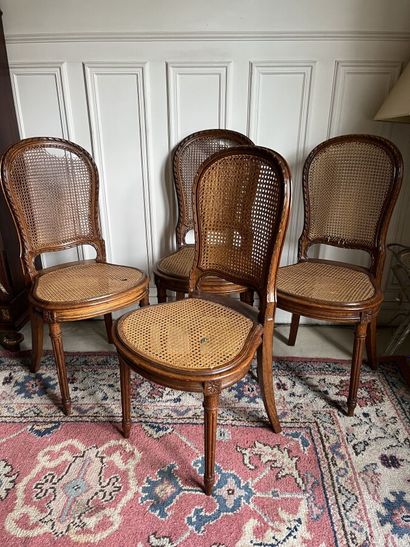 Quatre chaises de style Louis XVI (accidents)
Dimensions...