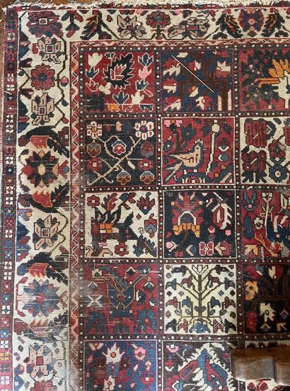 Lots de six tapis usagés à décor de réserve
(manques)

Tous...