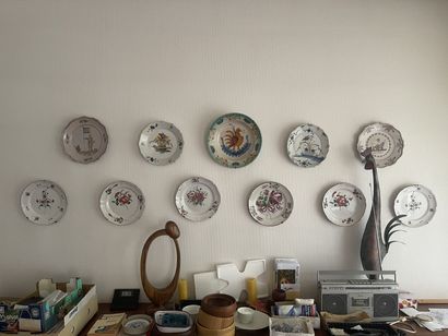 Collection de 11 assiettes diverses en faïence
XIXe...