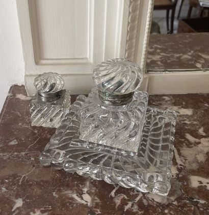 Deux flacons en verre moulé et métal et un...