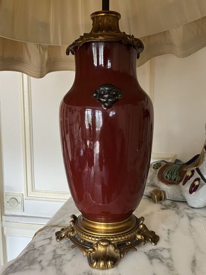 Lampe chinoise rouge monture en bronze
Dimensions...