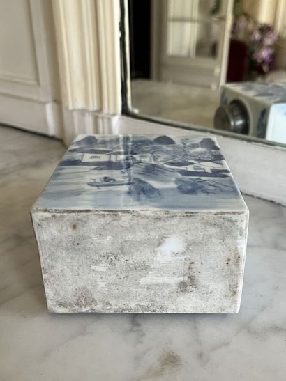 Boite à thé en porcelaine blanc et bleu.
Hauteur...