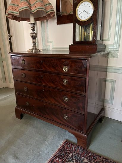 Commode en acajou ouvrant à 4 tiroirs.
Travail...