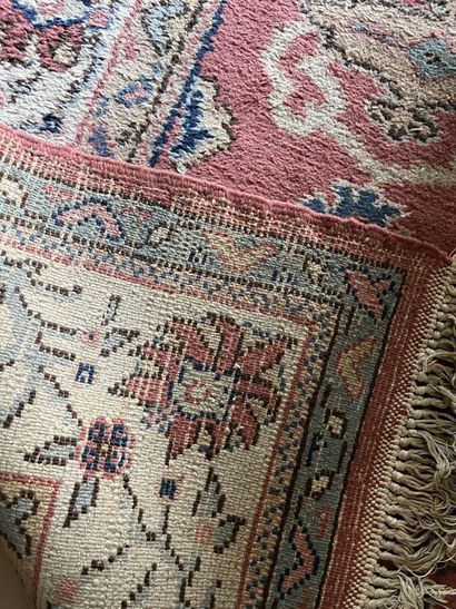 Deux tapis divers
Dimensions : 197 x 133...