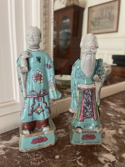 Paire de statuettes en porcelaines polychromes...