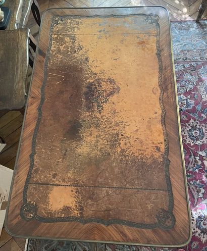 Table de style Louis XV (usures et manques)
75...