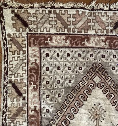 Lots de six tapis usagés à décor de réserve
(manques)

Tous...
