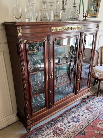 Vitrine à hauteur d'appui de style de Louis...