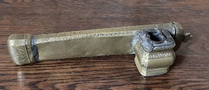 Encrier en bronze Qadjar - XIXe siècle
(chocs)
Longueur...