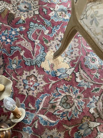 Grand tapis à fond rouge 
(usagé)
378 x 240...