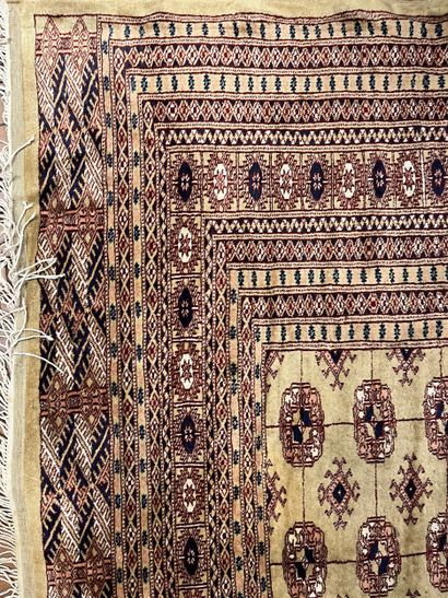 Lot de sept tapis en laine.

Tous les objets...