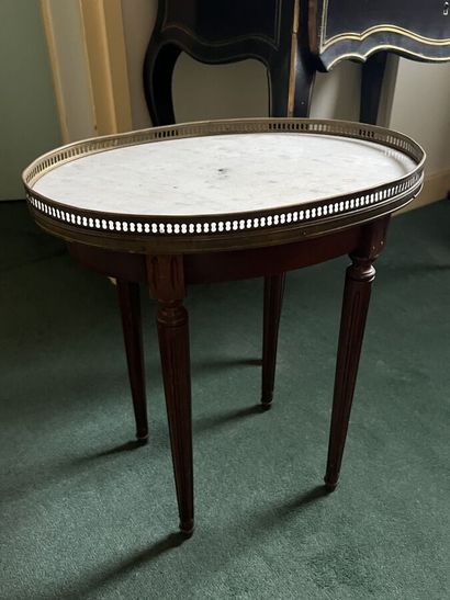 Table bouillote ovale en bois, quatre pieds...