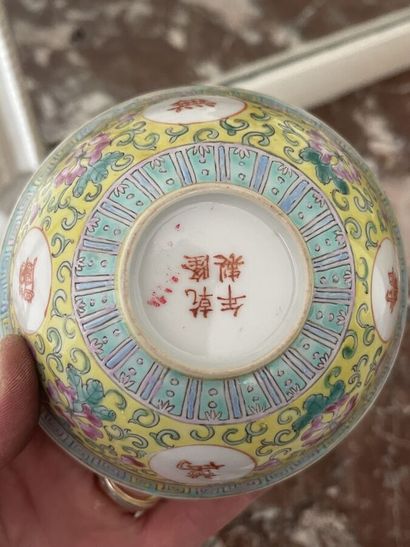 Coupe asiatique en porcelaine polychrome
Hauteur...
