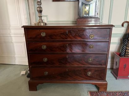 Commode en acajou ouvrant à 4 tiroirs.
Travail...