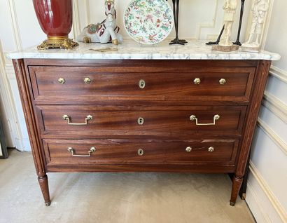 Commode de style Louis XVI en acajou (accidents)
Dimensions...