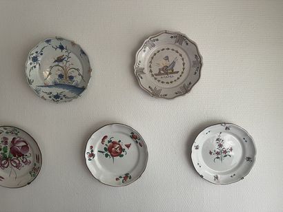 Collection de 11 assiettes diverses en faïence
XIXe...