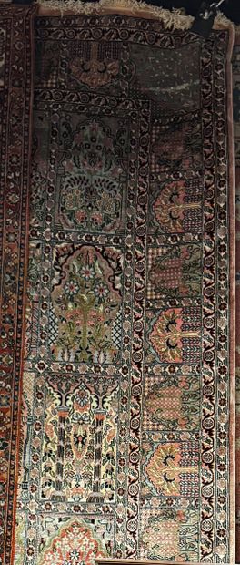 Lot de sept tapis en laine.

Tous les objets...