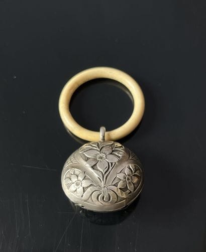 Hochet en argent à décor de fleurs et anneau...