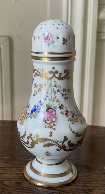 Saupoudroir en porcelaine à décor polychrome...