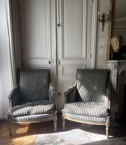 Deux bergères de style Louis XVI
92 x 69...