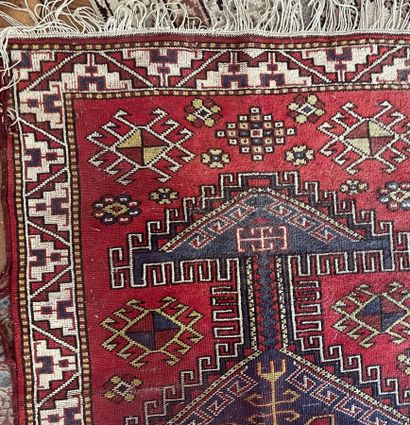 Lots de six tapis usagés à décor de réserve
(manques)

Tous...