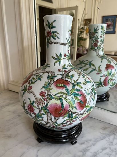 Vase aux pêches en porcelaine de Chine
Hauteur...