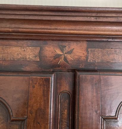Armoire rustique du XIXe siècle ornée d'une...