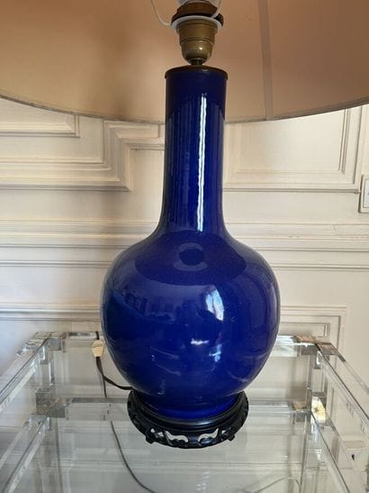 Paire de lampes en porcelaine bleue.
Hauteur...