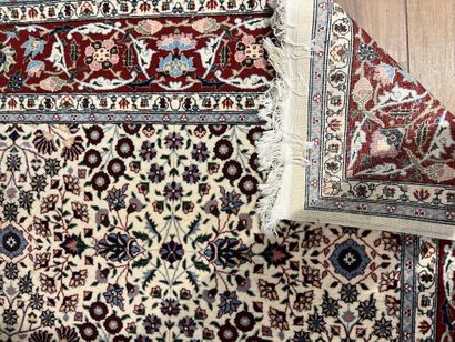 Lot de sept tapis en laine.

Tous les objets...