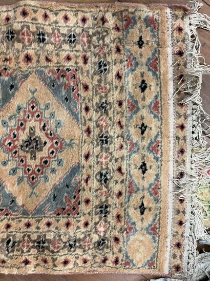 Lot de sept tapis en laine.

Tous les objets...