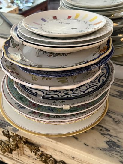 Lot d'assiettes diverses en faïence
Tous...