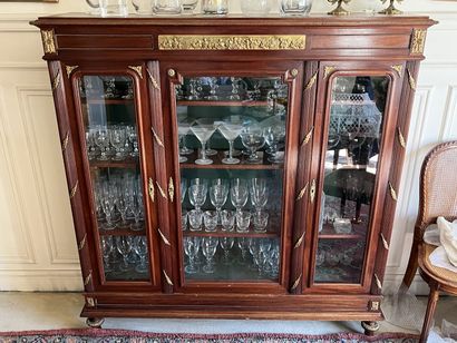 Vitrine à hauteur d'appui de style de Louis...