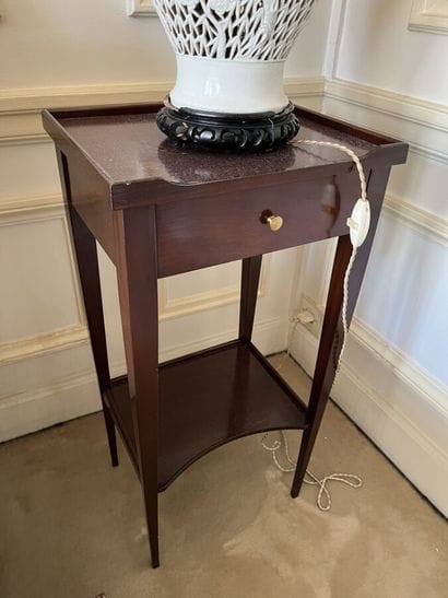 Deux tables de chevet
Hauteur : 65 cm

Tous...