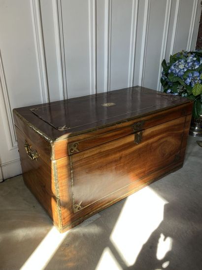 Grand coffre en bois orné de cuivre (une...