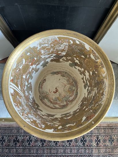 Grand pot en faïence du Japon à décor de...
