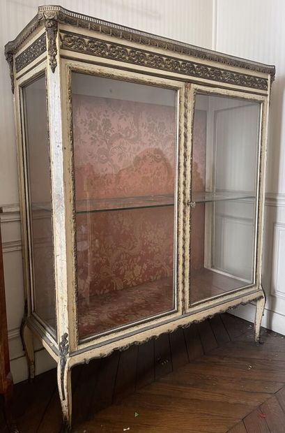 Meuble vitrine de style Louis XVI ouvrant...