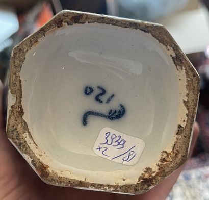 Deux vases en faïence de Delft à décor d'un...