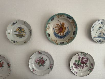 Collection de 11 assiettes diverses en faïence
XIXe...