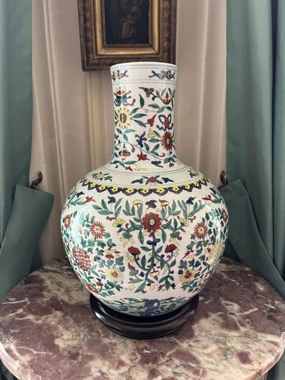 Vase en porcelaine de Chine à décor polychrome.
Hauteur...