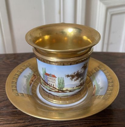 Tasse et sous tasse en porcelaine à décor...