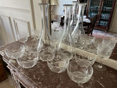 Lot d'objets en cristal comprenant deux carafes,...