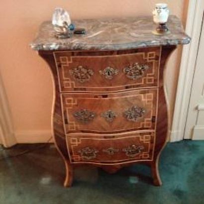 Petite commode galbée en bois de placage...