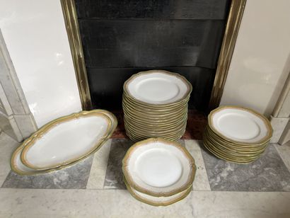 LIMOGES - Service de table en porcelaine...
