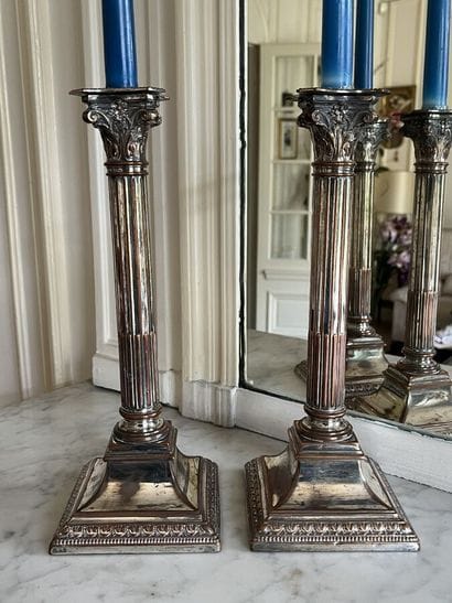 Deux bougeoirs en métal argenté (usures)
Hauteur...