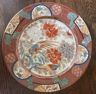 Assiette en porcelaine du Japon à décor polychrome...