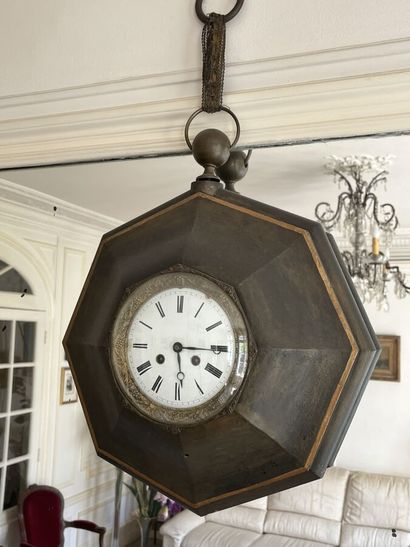 Pendule oeil de boeuf en taule peinte (accidents)
Dimensions...