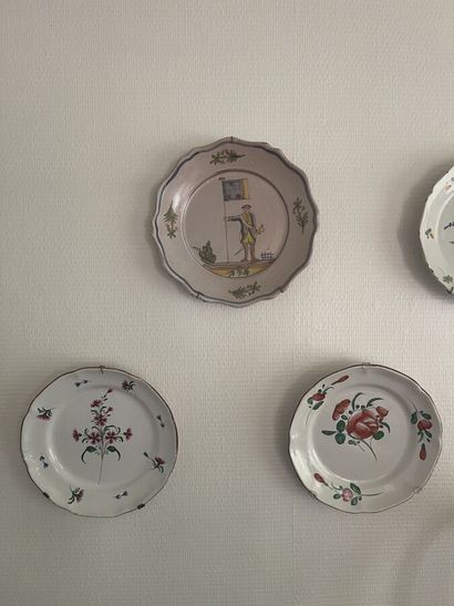Collection de 11 assiettes diverses en faïence
XIXe...