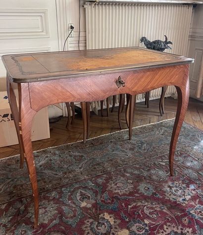 Table de style Louis XV (usures et manques)
75...