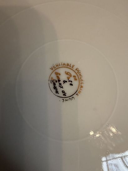 Service porcelaine (éclats, manque deux plats)

Tous...