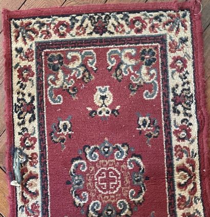 Lots de six tapis usagés à décor de réserve
(manques)

Tous...